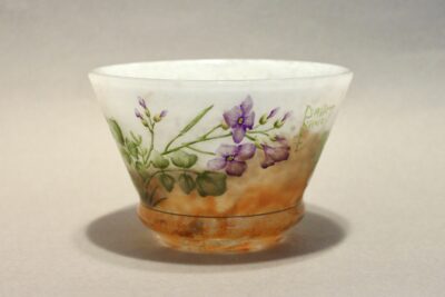 ドームナンシー　ムラサキナズナ文花器　1910年代　　高さ：8cm 径：12cm